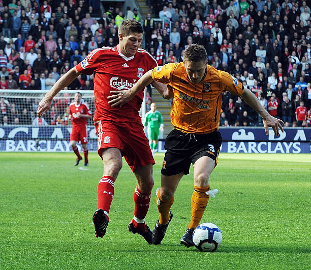 国家德比被换下后，维尼修斯在替补席抱怨皇马球员老是回传.